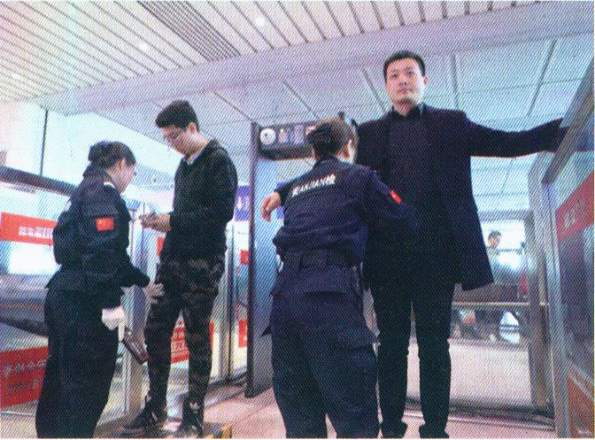 安检队员进行安检
