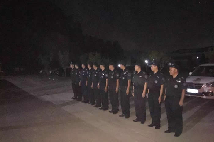 连夜准备工作的保安员